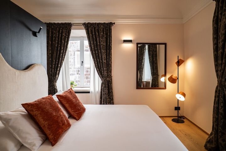 Image of 7 Oaks Noble House