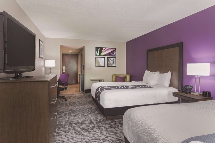2 Queen Beds (6 of 15)
