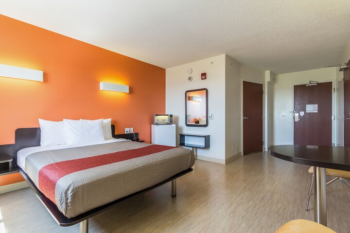 1 Queen Bed (3 of 48)
