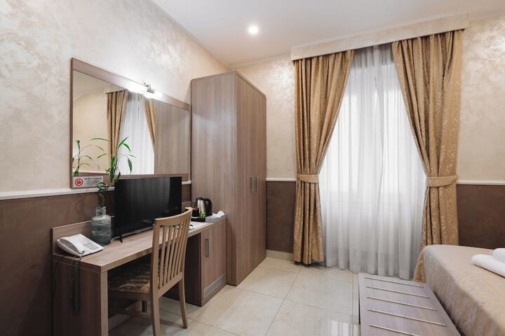 Room 25 of 180