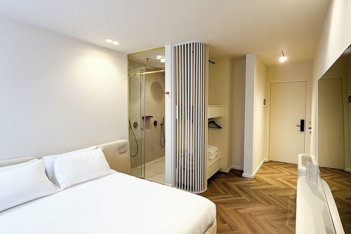 Room 46 of 104