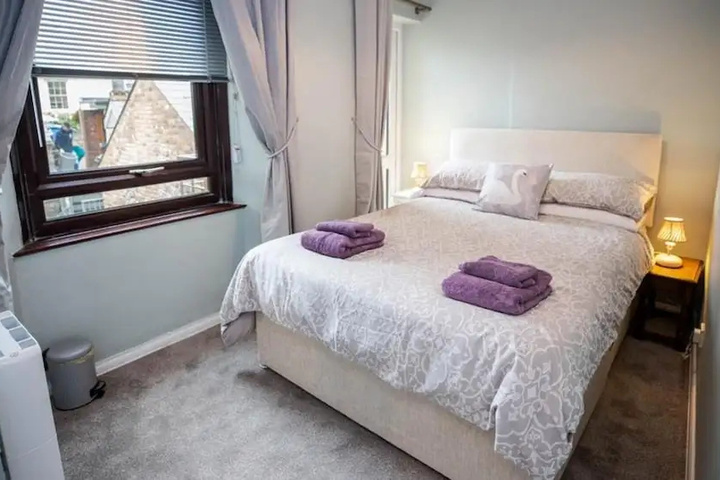 Room 2 of 10