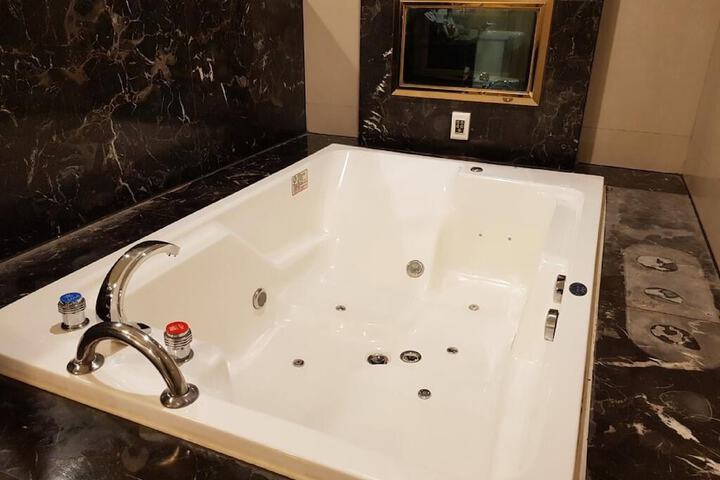Hot Tub 58 of 68