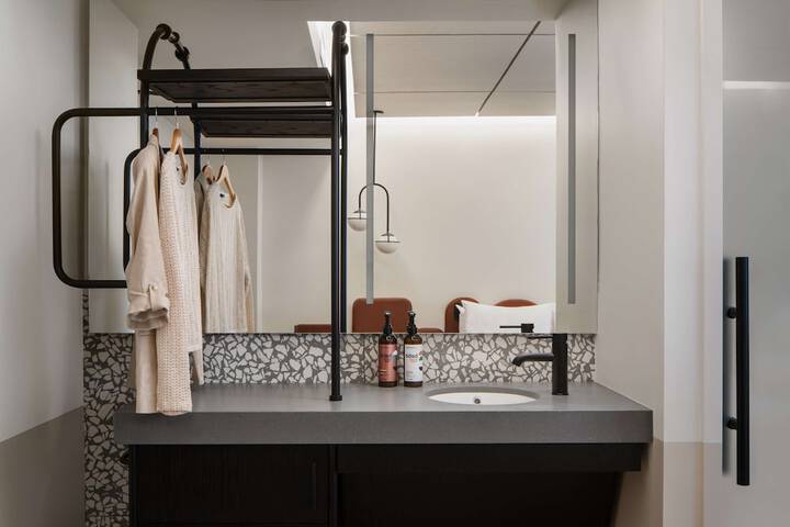Compact 1 Queen Room (22 of 26)