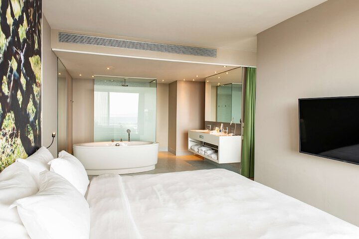 Room 53 of 310