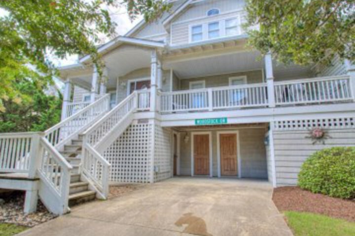 Exterior of 6085 Woodstock 4 min. walk to beach