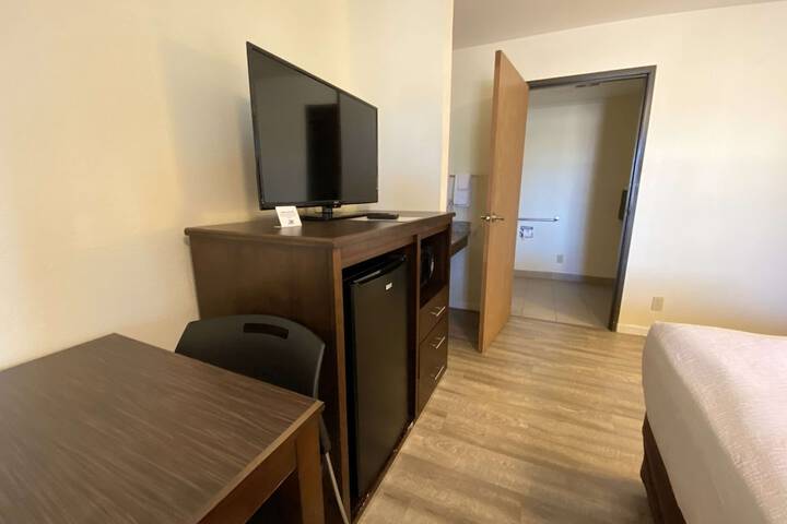 1 King Accessible Comm Assist Bathtub Table Chairs Microwave, Refrigerator, Continental Breakfast (15 of 21)