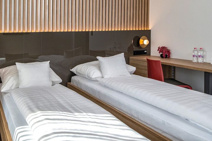 Room 10 of 98
