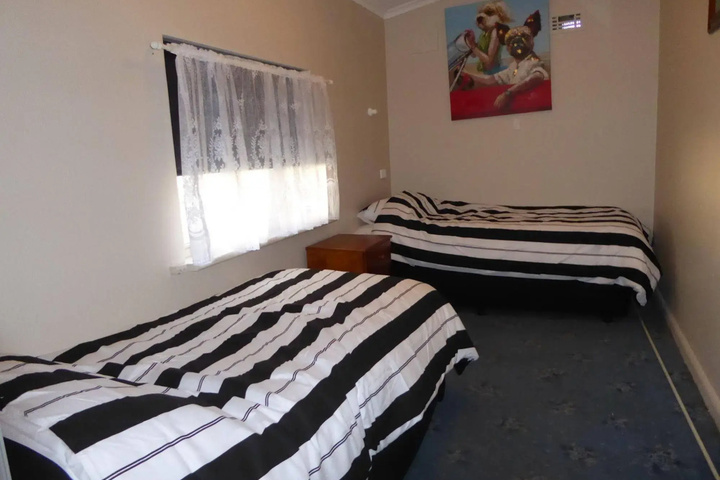 Room 6 of 32