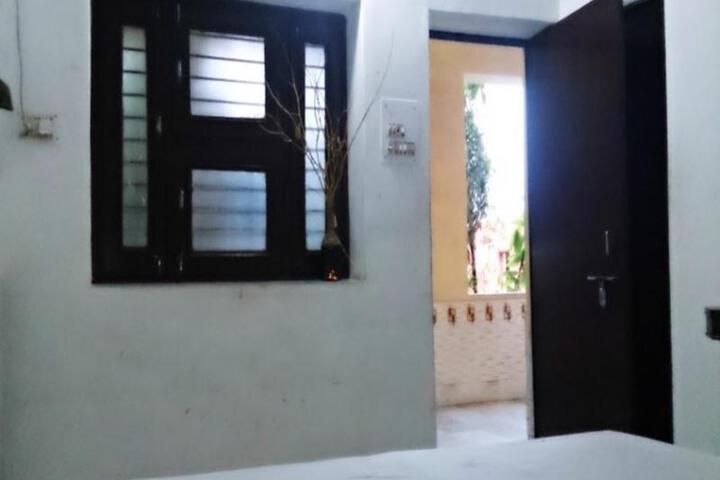 Room 2 of 6