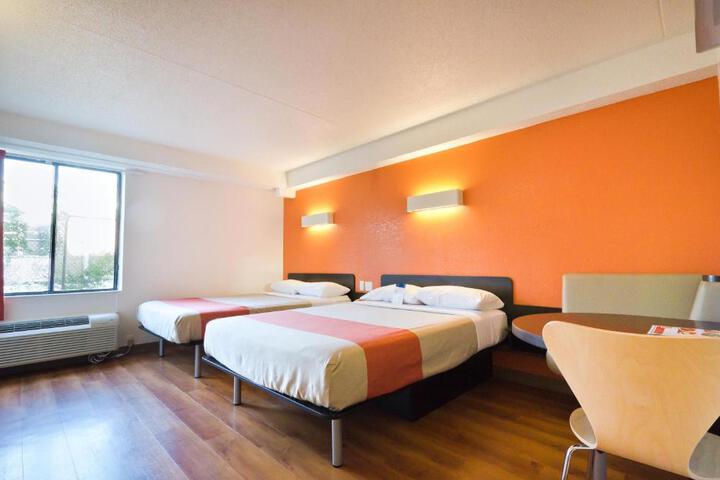 2 Queen Beds (1 of 9)