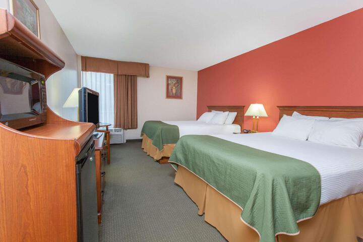 2 Queen Beds (1 of 10)