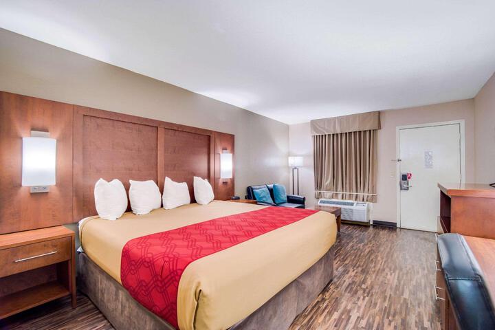 1 King Bed (4 of 7)