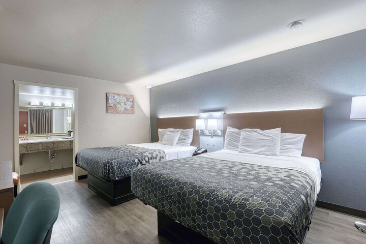 1 Queen Bed (11 of 29)