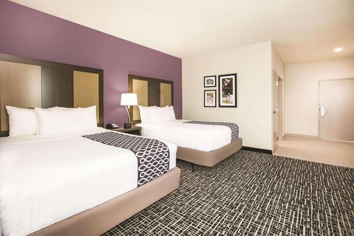 2 Queen Beds (2 of 7)