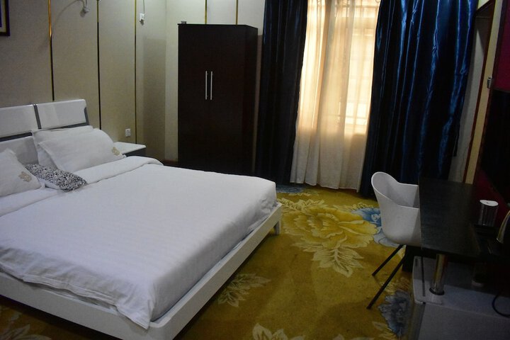 Room 9 of 38
