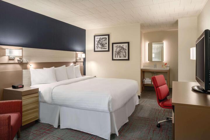 1 King Bed (5 of 5)