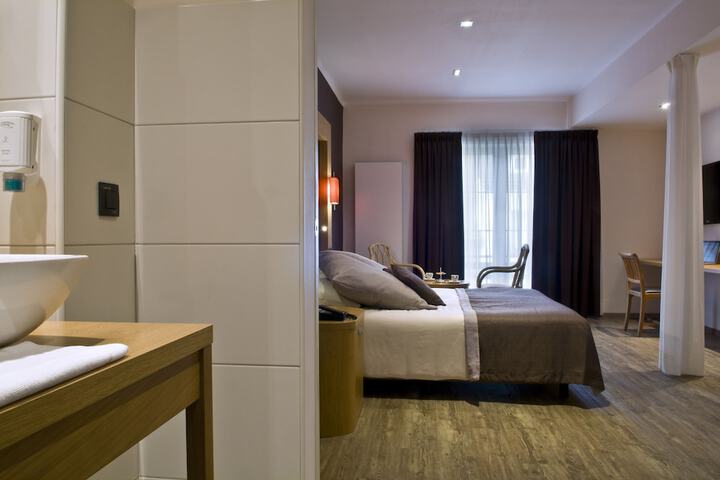 Room 2 of 94
