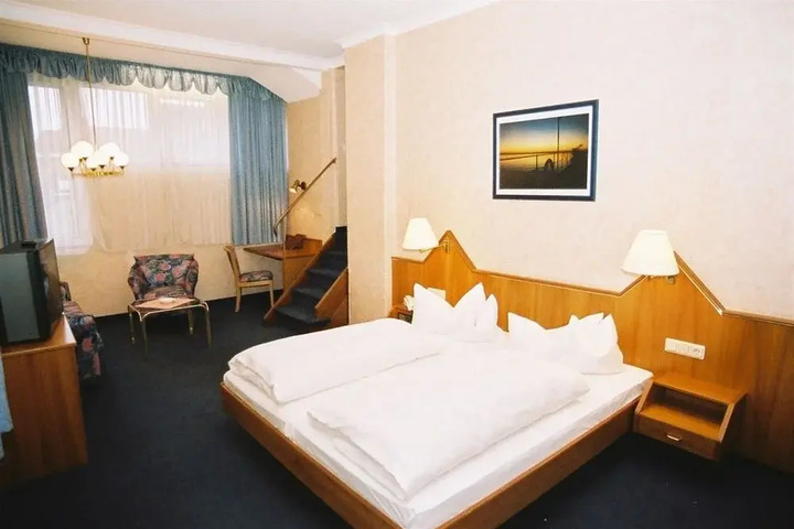 Room 4 of 16