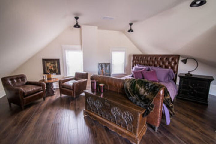 Room 4 of 9