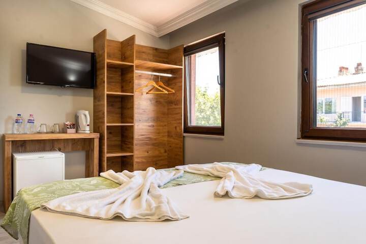 Room 5 of 12