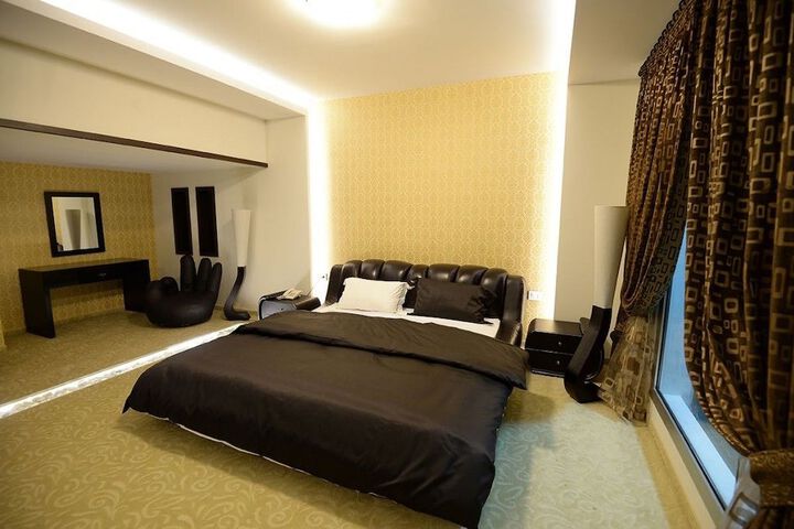 Room 9 of 17