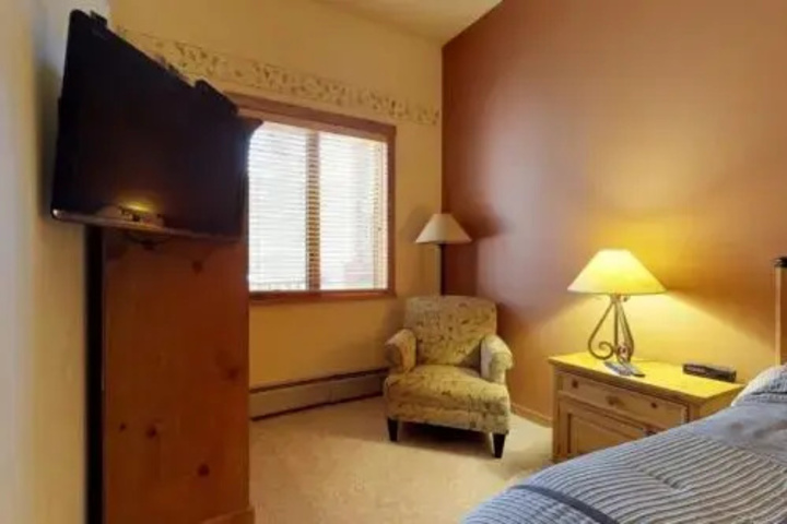 Room 4 of 10