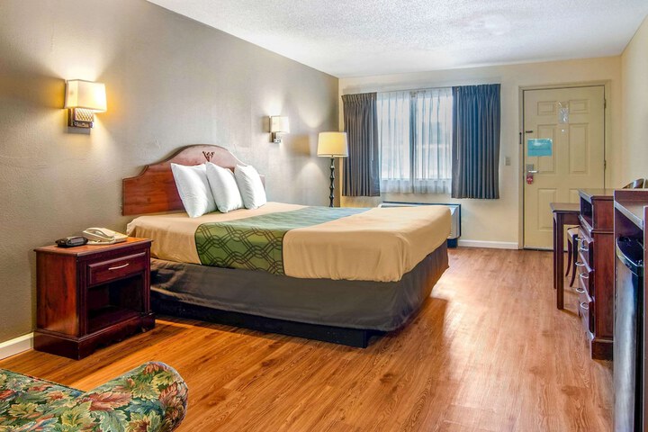 1 King Bed (18 of 18)