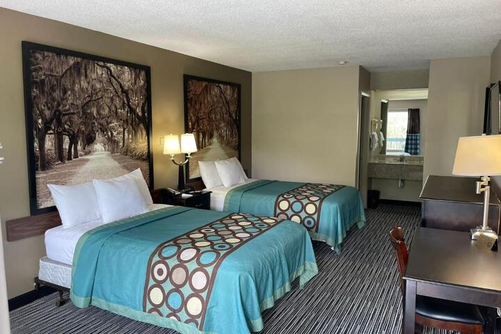 2 Queen Beds (2 of 3)