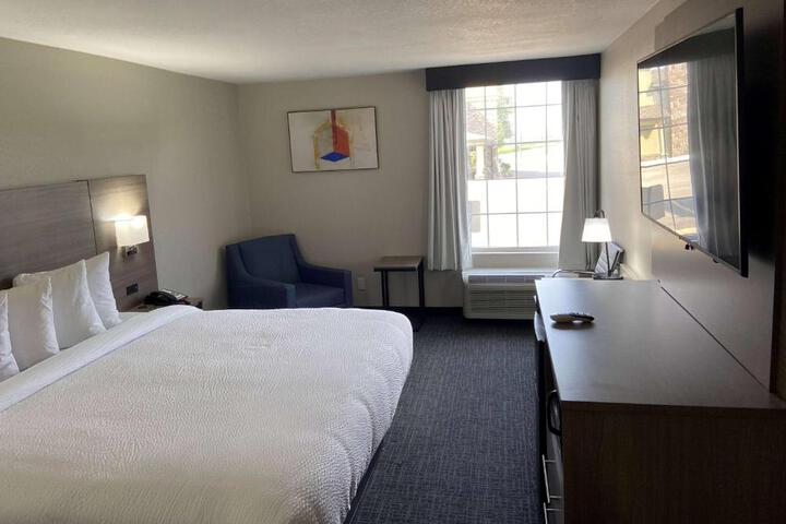 1 King Bed (5 of 5)