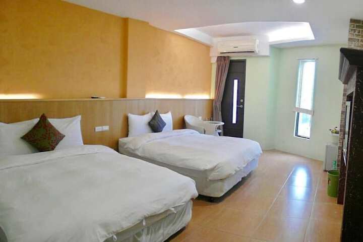 Room 17 of 33