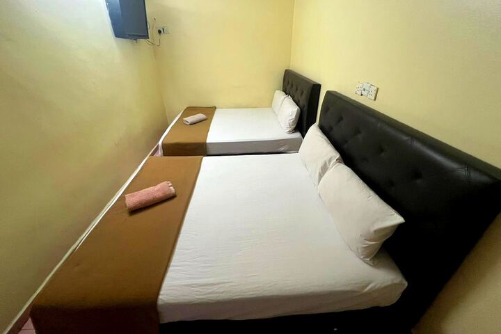 Room 7 of 12