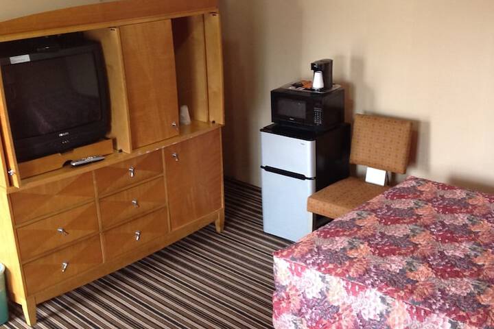 Economy Room 2 Queen Beds (5 of 6)