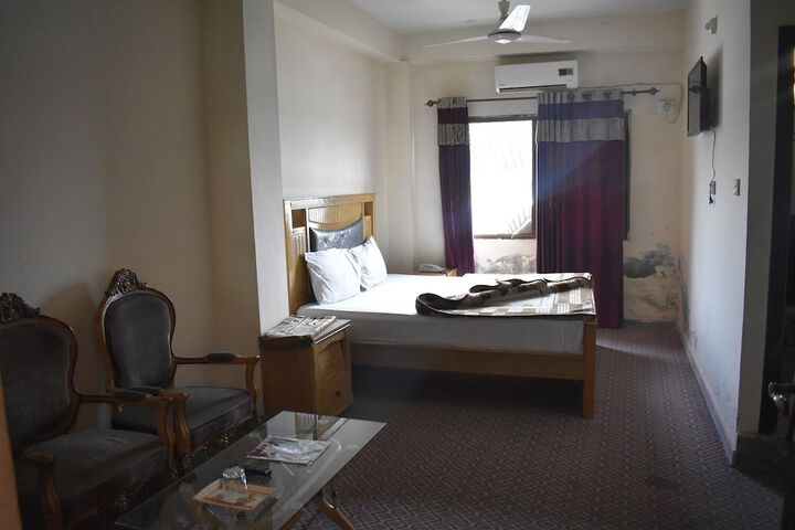 Room 6 of 16