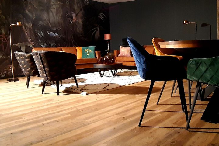 Lounge 27 of 32