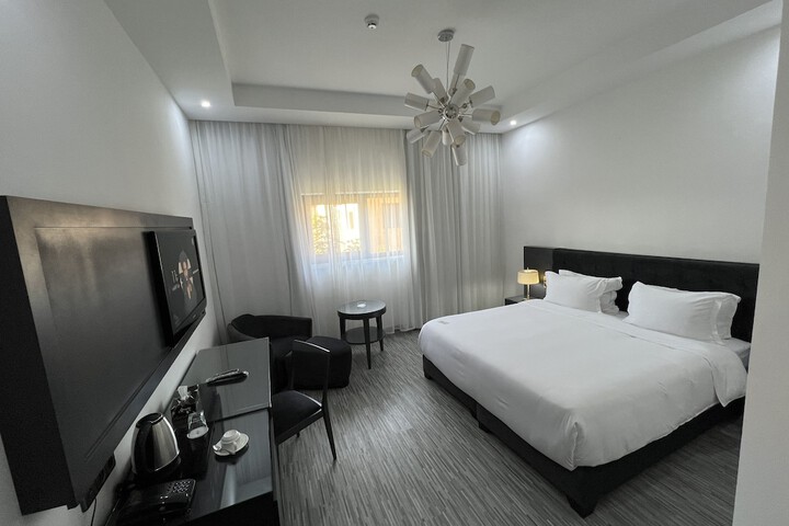 Room 6 of 33