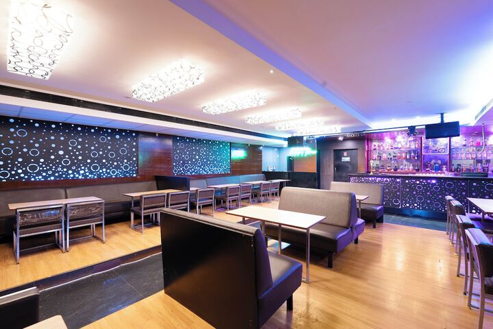 Lounge 28 of 37