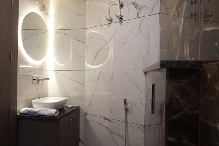 Room 17 of 28