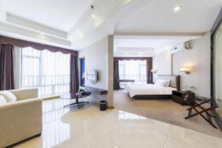 Room 4 of 6