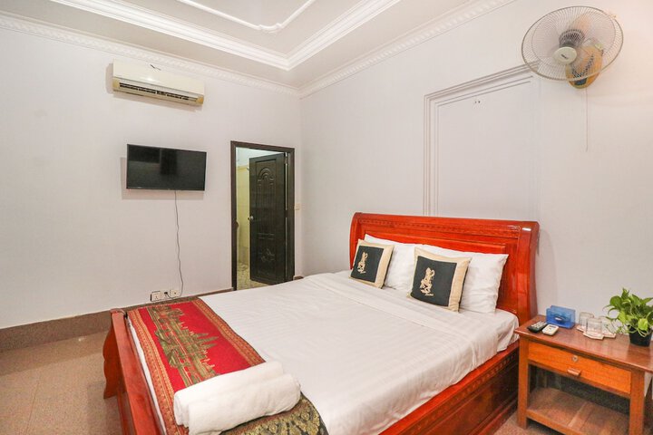 Room 4 of 12