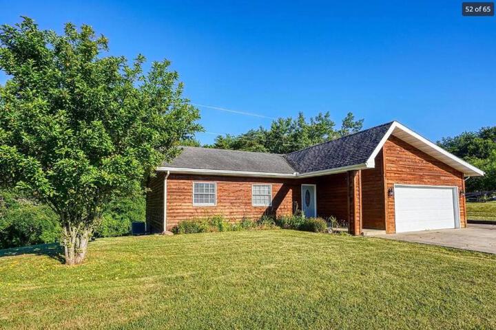 Hocking Hills Cedar Ranch Cabin w / relaxing Hot Tub in Logan, OH