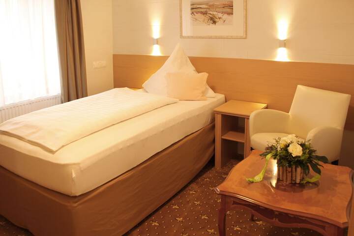 Room 4 of 16
