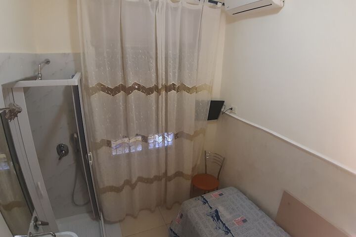 Room 13 of 37