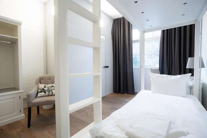 Room 4 of 34