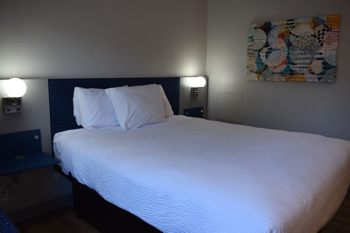1 Queen Bed Deluxe Accessible Room (13 of 28)