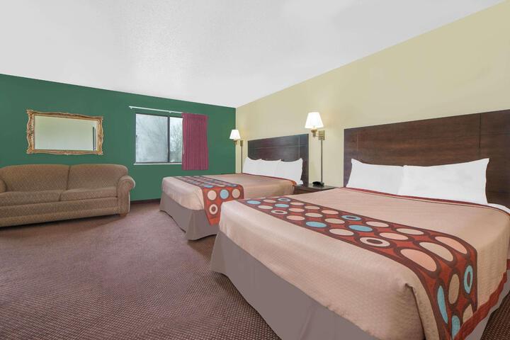 1 Queen Bed (9 of 12)