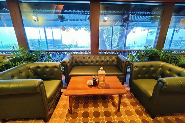 Lounge 63 of 119