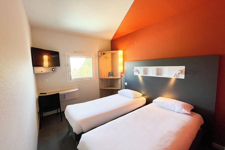 Room 3 of 62