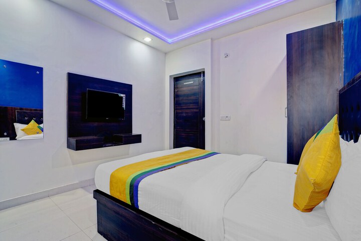 Room 8 of 9