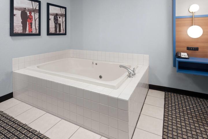 Jetted tub